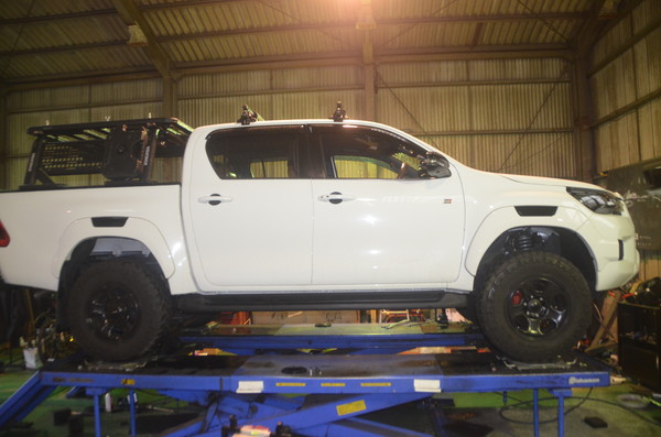 ハイラックス GUN125 ジャオスリフトアップキット取り付けと四輪