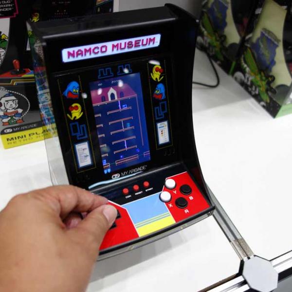 手のひらサイズのアーケード筐体型ゲーム機『レトロアーケード』に
