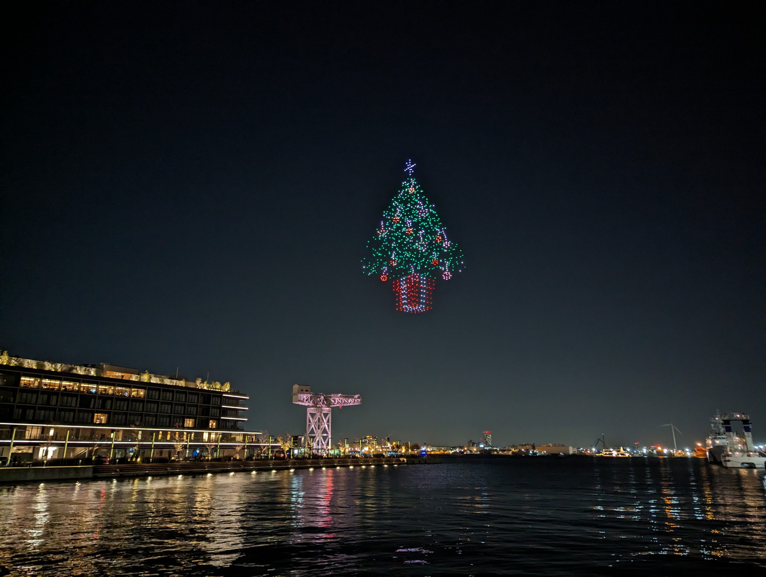 横浜の夜空に巨大なサンタ！ツリー！ コカ・コーラのクリスマス