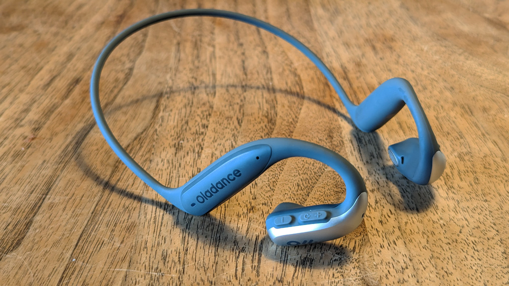 オープンイヤーでもaptX HD対応の高音質 耳に乗せるスピーカーが