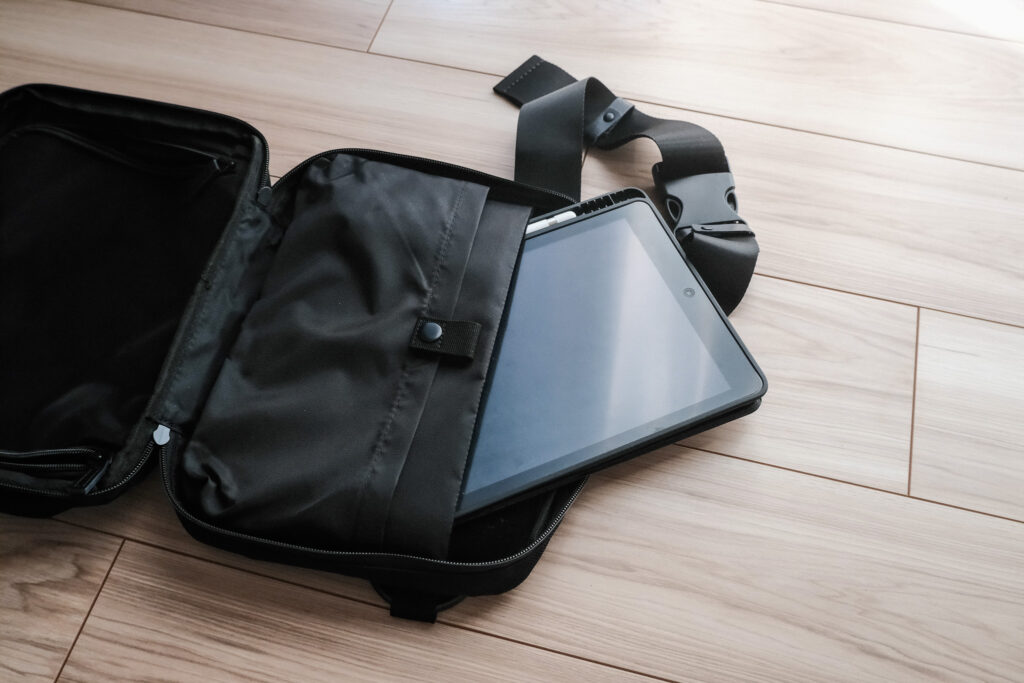 drip | iPadをもっと快適に持ち運ぶバッグ「HALF DAYPACK」レビュー