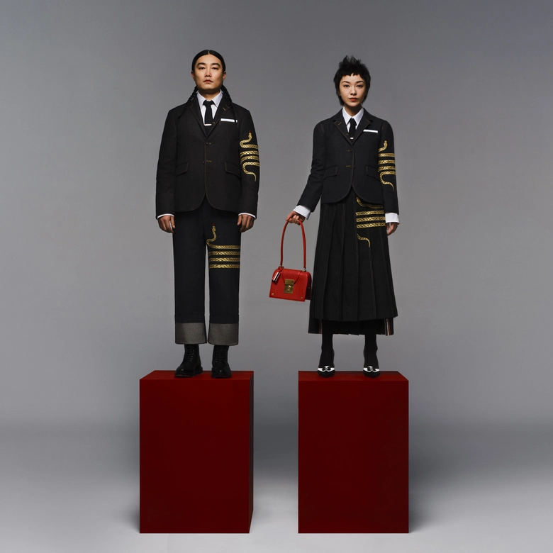 THOM BROWNE、2025年新年に向けたスペシャルコレクション発表 │ QUI