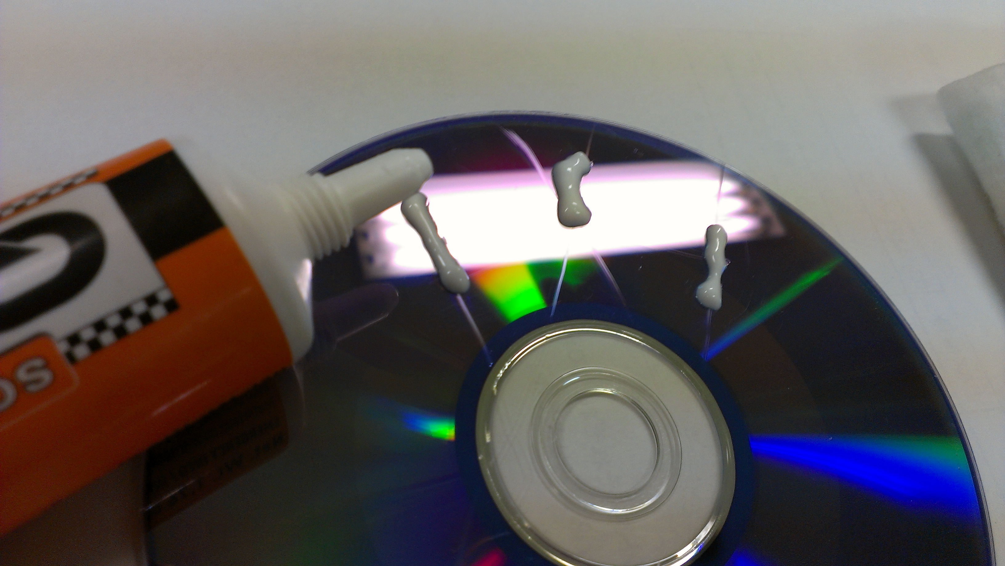 DVDなどのディスクのキズには「クイックスアクリル用」が最適