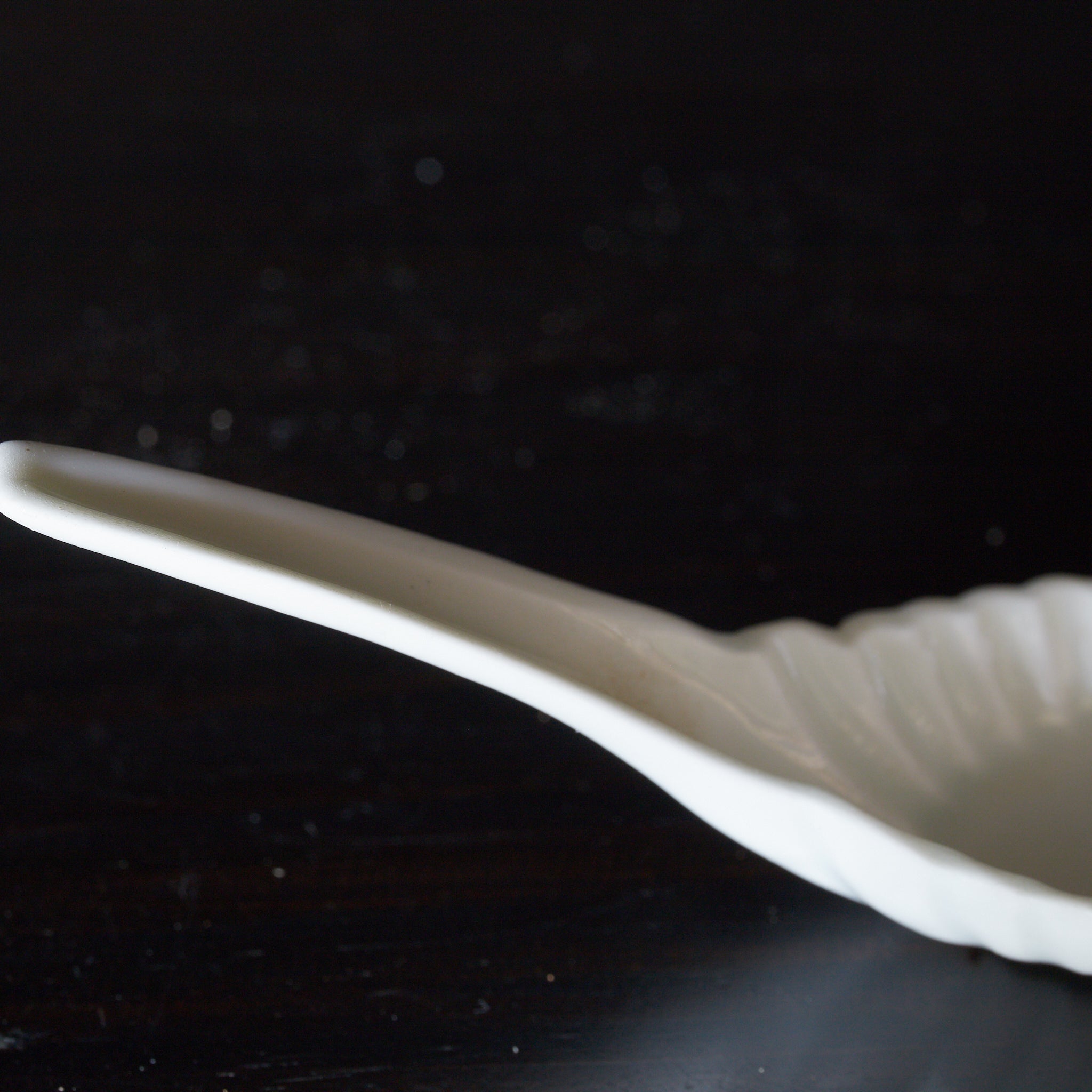 明代–清代 白磁菊花形蓮華 水滴（1368–1911CE） | ROCANIIRU