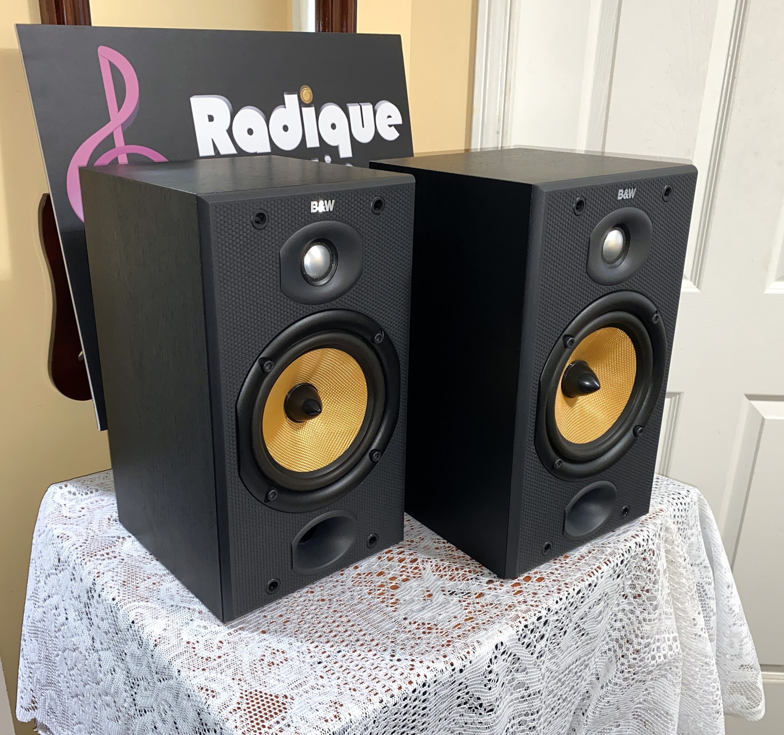 Quality B&W Bookshelf Speakers DM601 S2 - Radique Inc