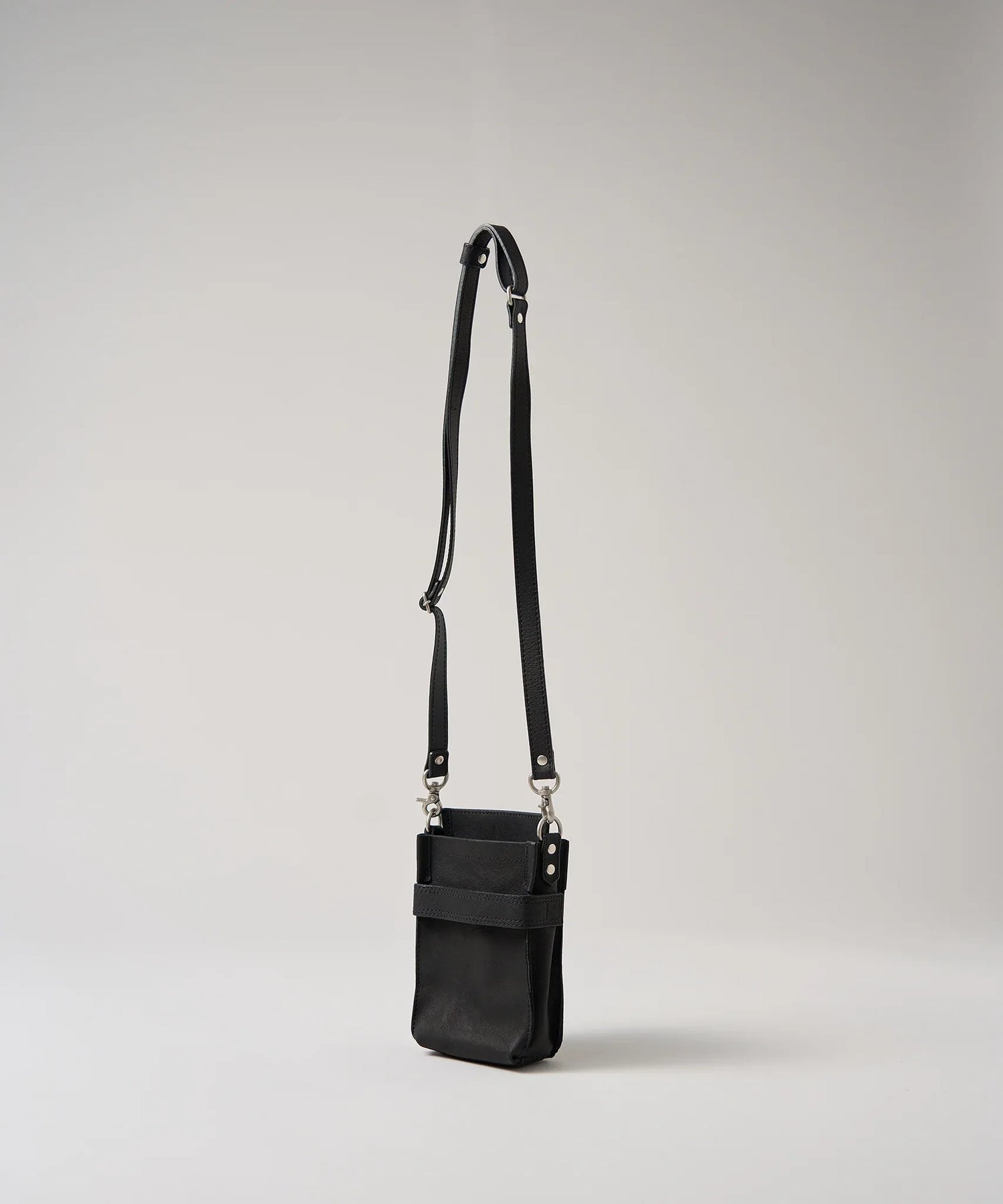 経年変化を楽しむ豚革シザーバッグ - 柔らかくてシンプルなデザイン – REN