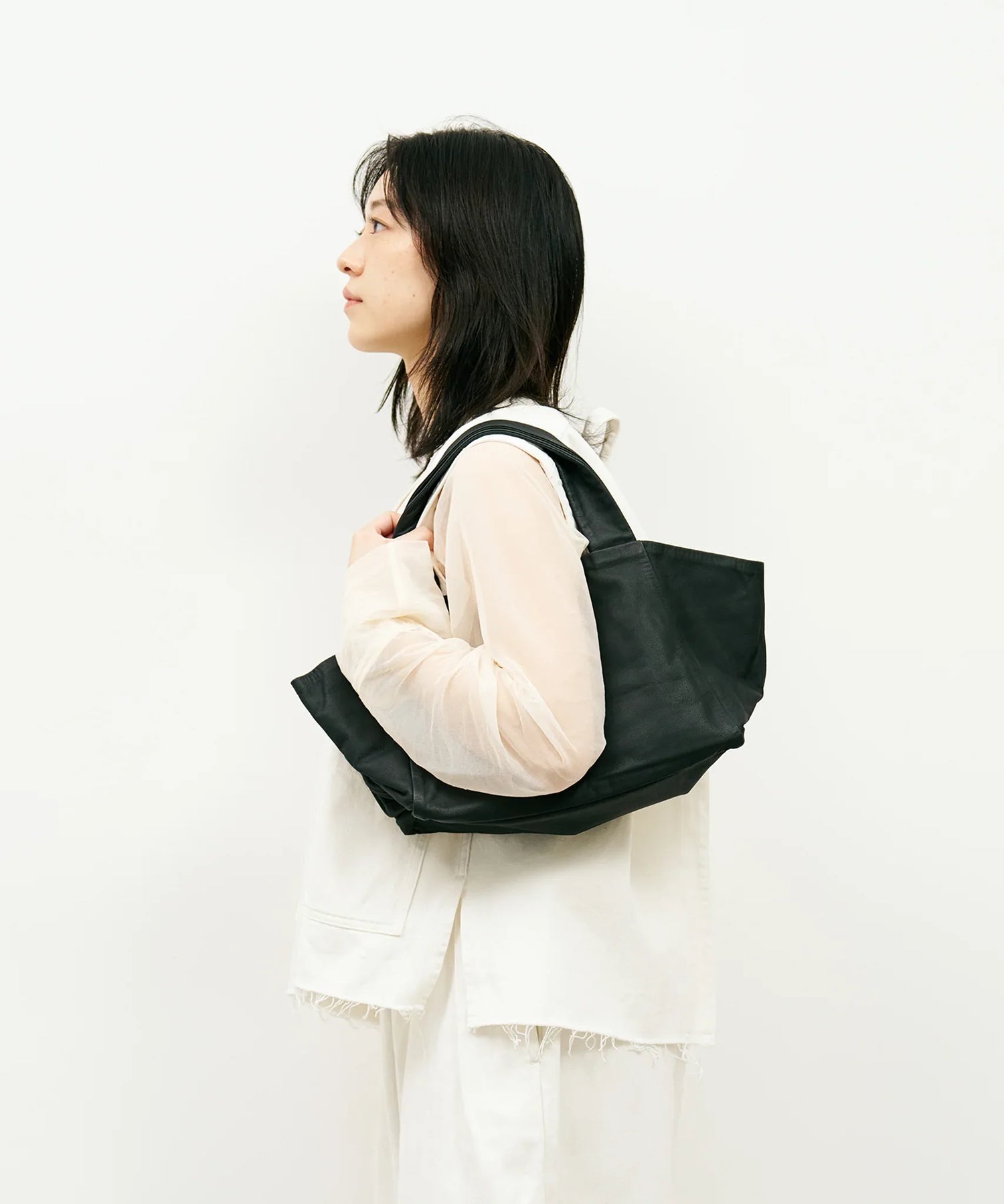 軽くて柔らかい横型やぎ革トートバッグ - ポケット豊富で実用的 – REN