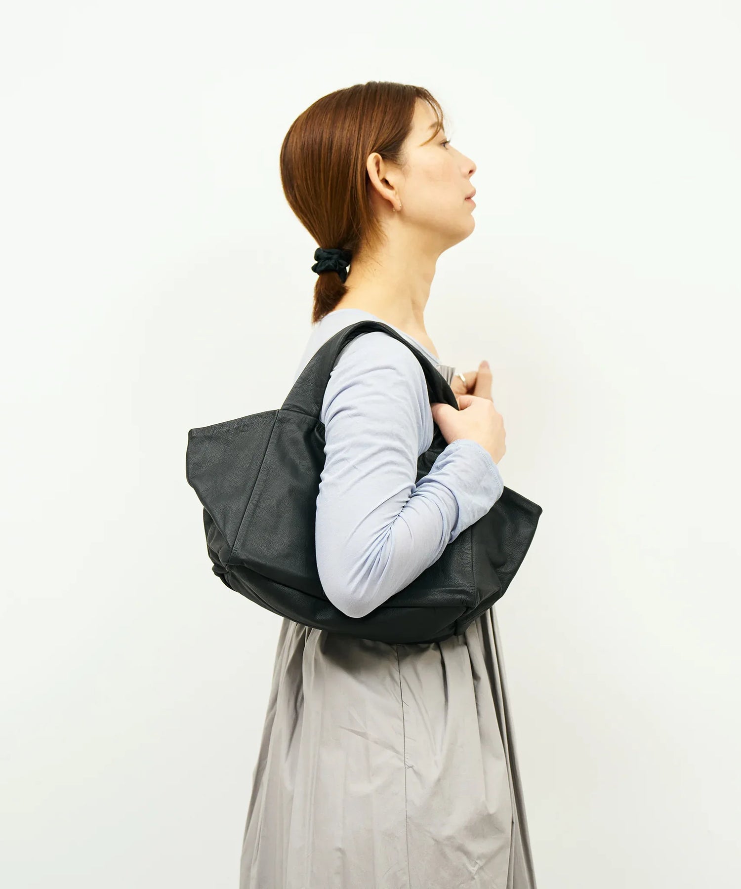 軽くて柔らかい横型やぎ革トートバッグ - ポケット豊富で実用的 – REN