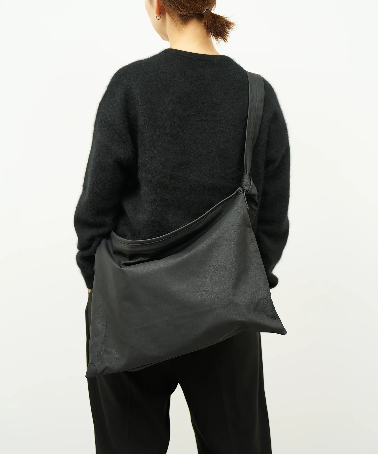 シンプルで柔らかいスクエア型のファスナー付きやぎ革ショルダーバッグ