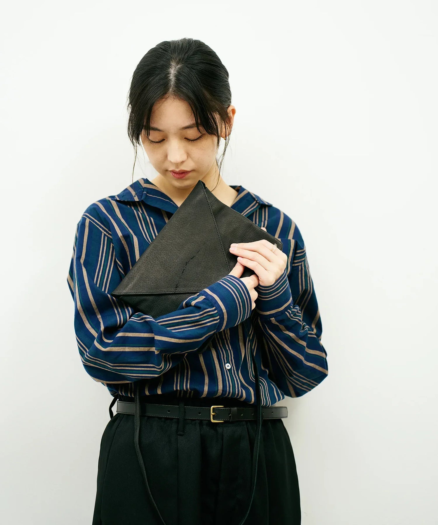 REN】《ショルダーバッグ》コンパクトで軽い、長さ調整自由なレザーバッグ