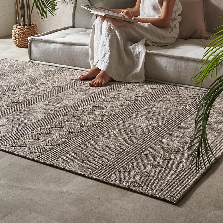 さらりとした肌触りなので暑い夏におすすめな夏用デザインラグ