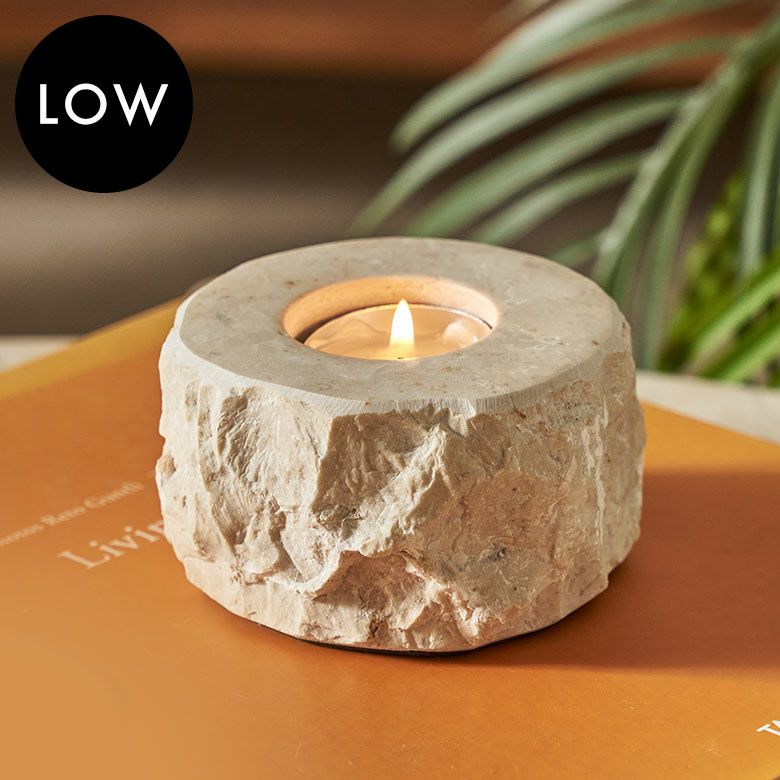 高級感溢れるアイボリー色の大理石を彫って作られたティーライト用