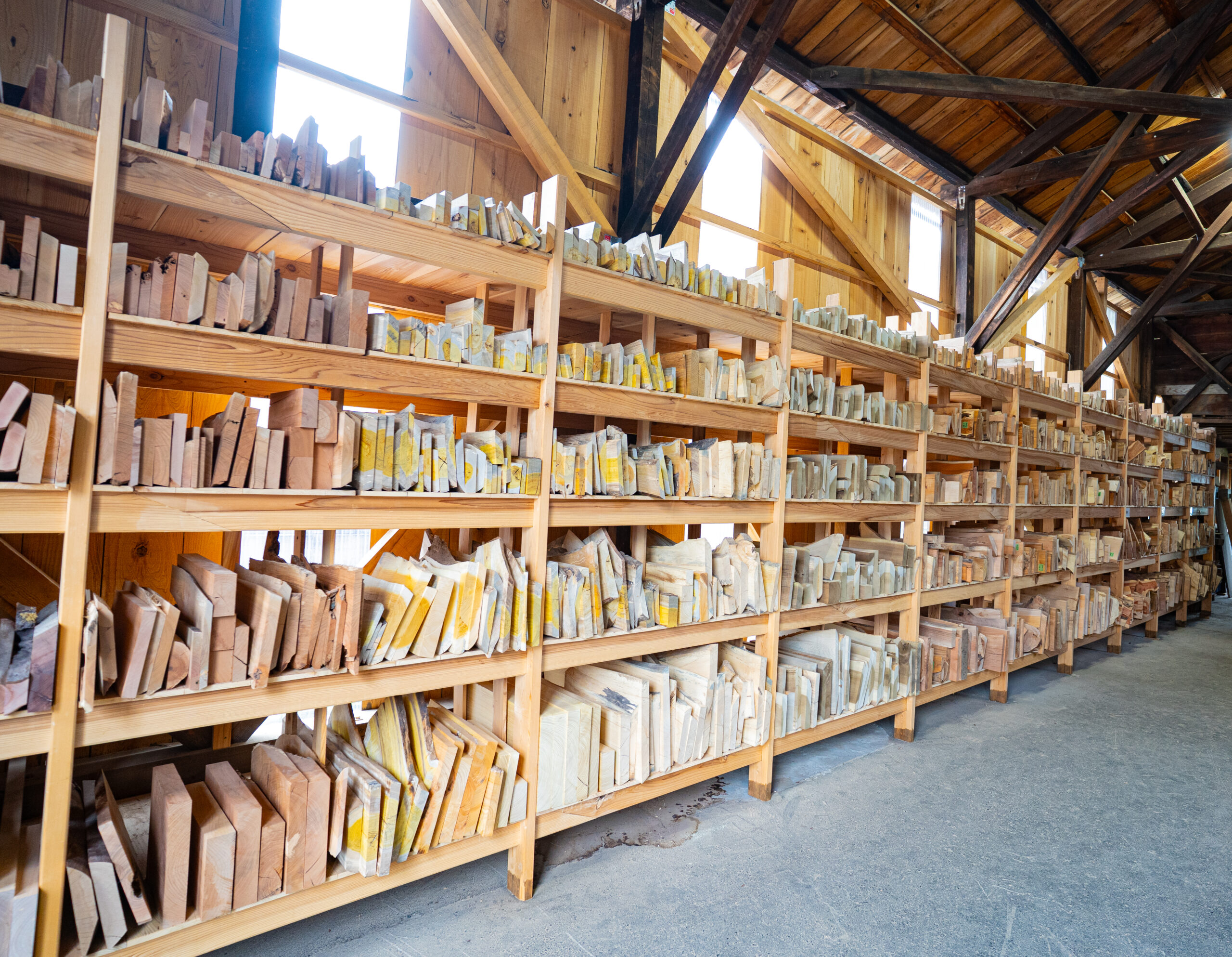 こだわりの一点物が手に入る大台町の“木の図書館”【木の新名所探訪