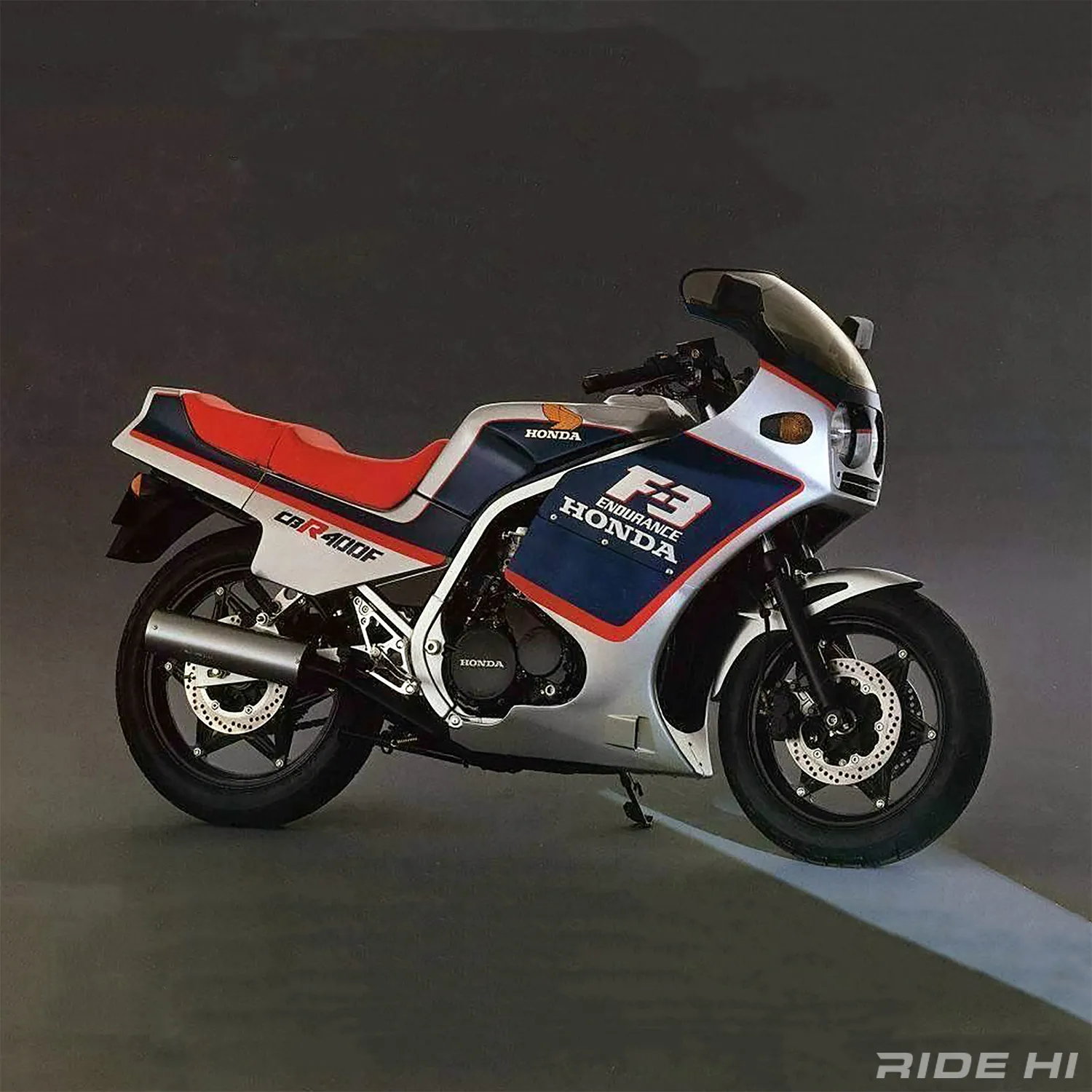 耐久レーサーのイメージを濃くするほどCBR400F ENDURANCEは人気を高め