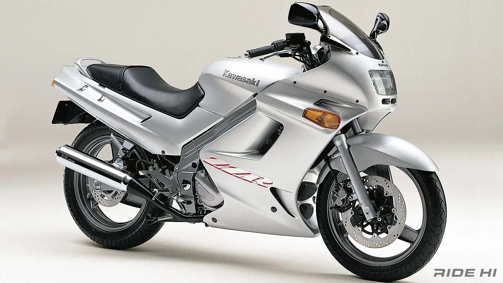 ZZR250は4気筒と肩を並べる風貌に頼れる走りで250ccツアラーを定着させ