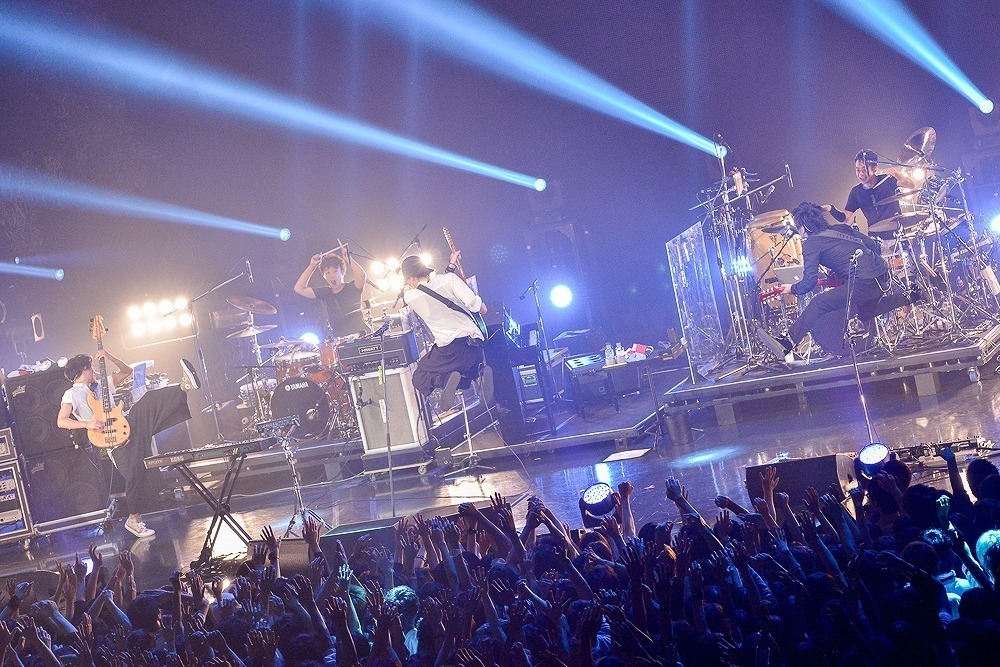 RADWIMPSとplenty、6年越しの競演実現！ アンコールでは“37458”を