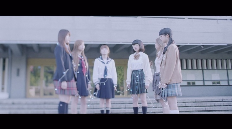 Little Glee Monster、初の制服姿を披露。1万枚限定シングル“はじまり