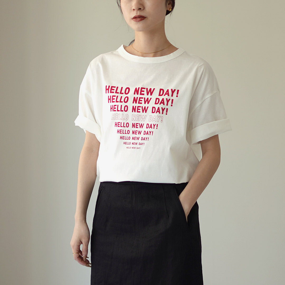 MAO MADE（マオメイド） HELLO NEWDAY！ ロゴTシャツ / 半袖 コットン