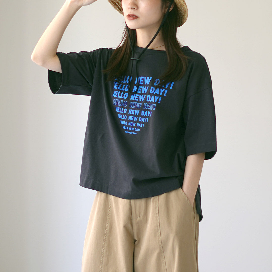 MAO MADE（マオメイド） HELLO NEWDAY！ ロゴTシャツ / 半袖 コットン