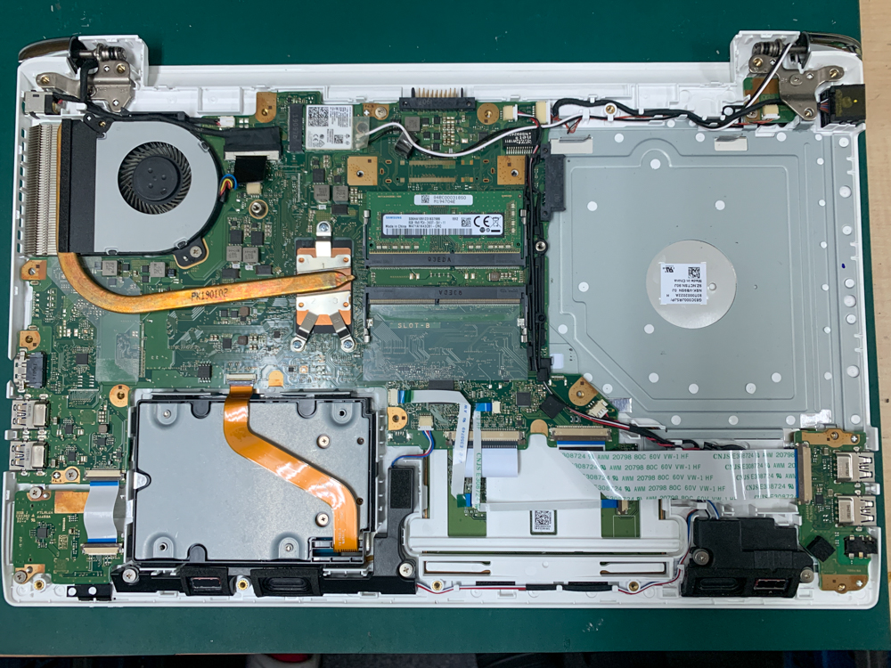 電源は入るが充電出来ない dynabook AZ45/GGSD パソコン修理しました