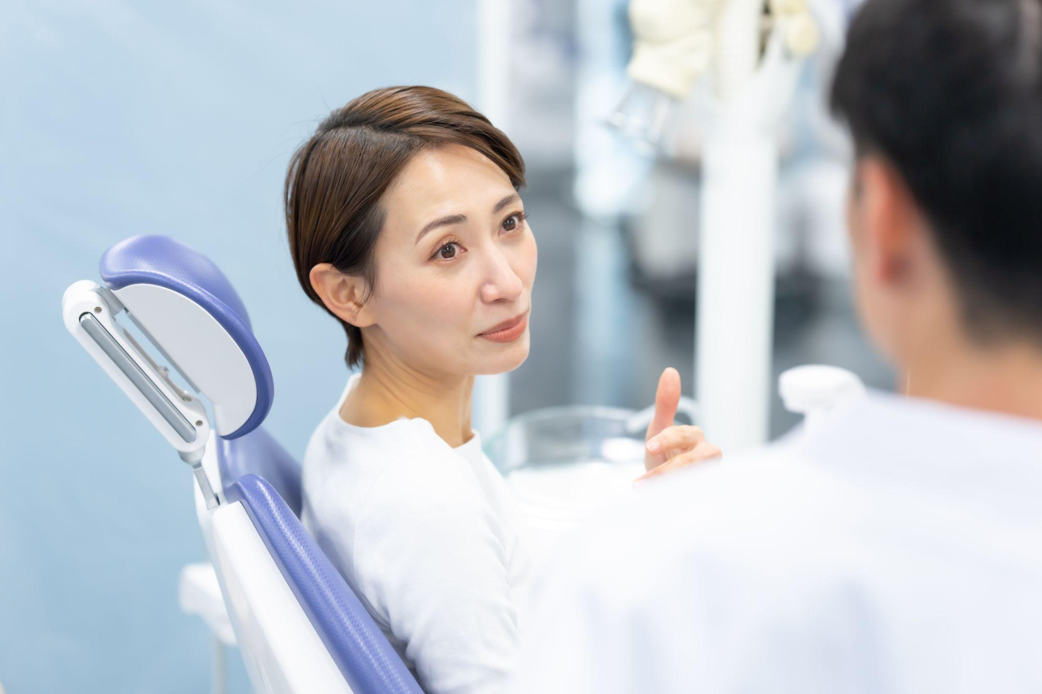 インプラントと矯正はどっちが先？場合別の順番や併用のメリットを紹介