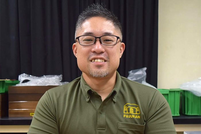 楽しんでいる姿を見せる 平良渉（琉球大学博物館（風樹館）助教