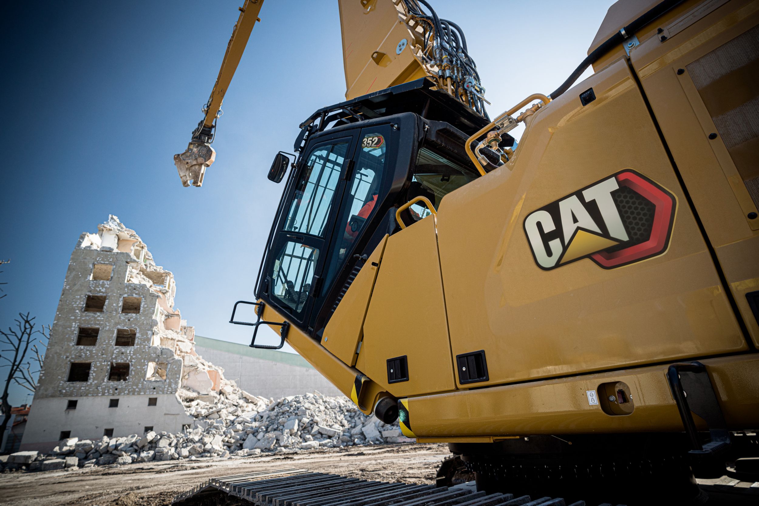 Cat 352 UHD 解体用油圧ショベル | Caterpillar