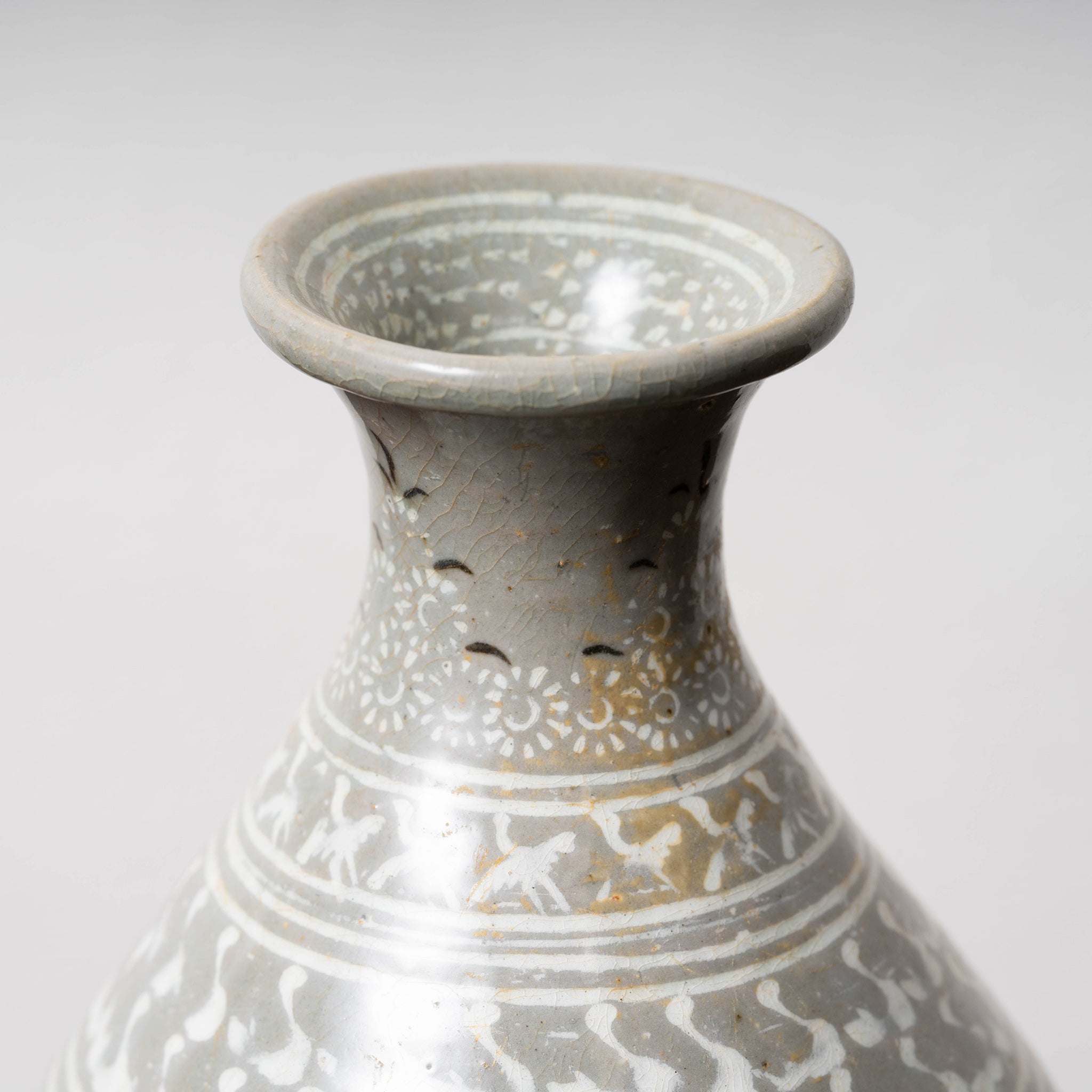 高麗 青磁三島象嵌魚文玉壺春 – 燦禾 SANKA