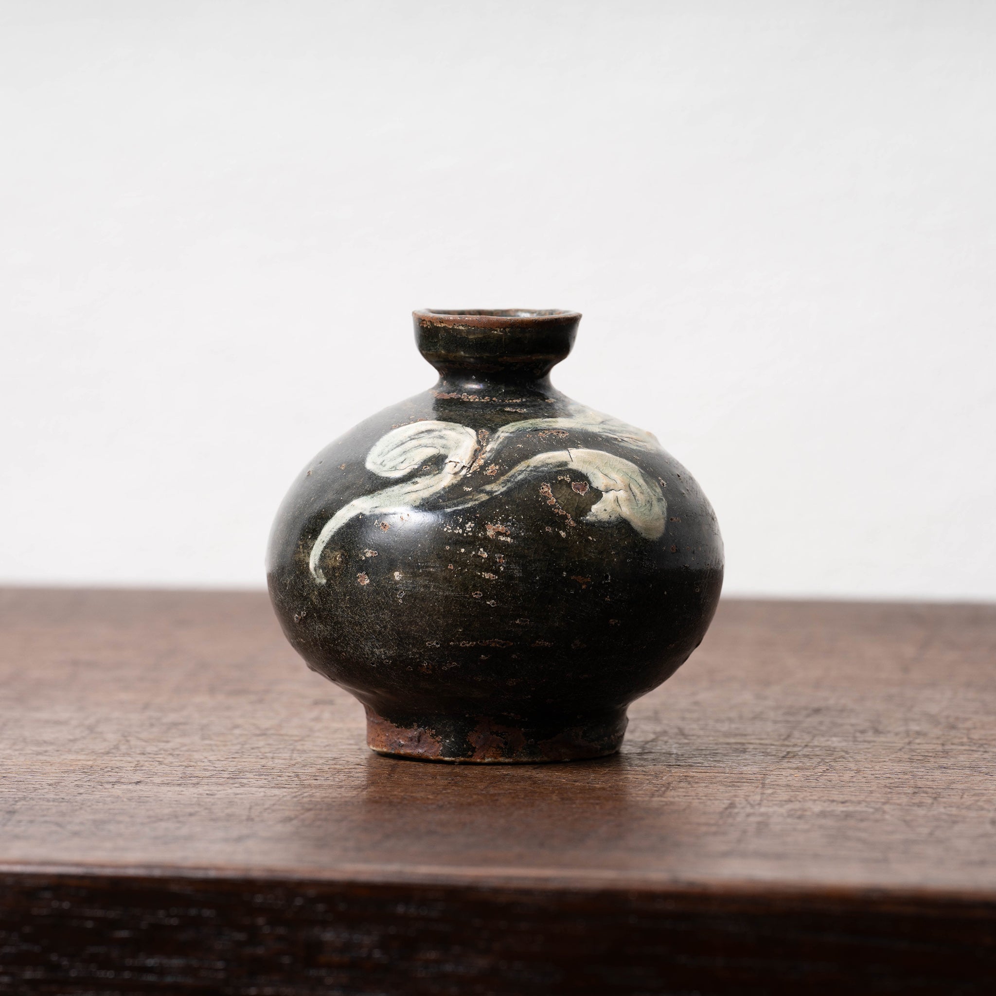 高麗 黒高麗白堆草花文小壺 – 燦禾 SANKA