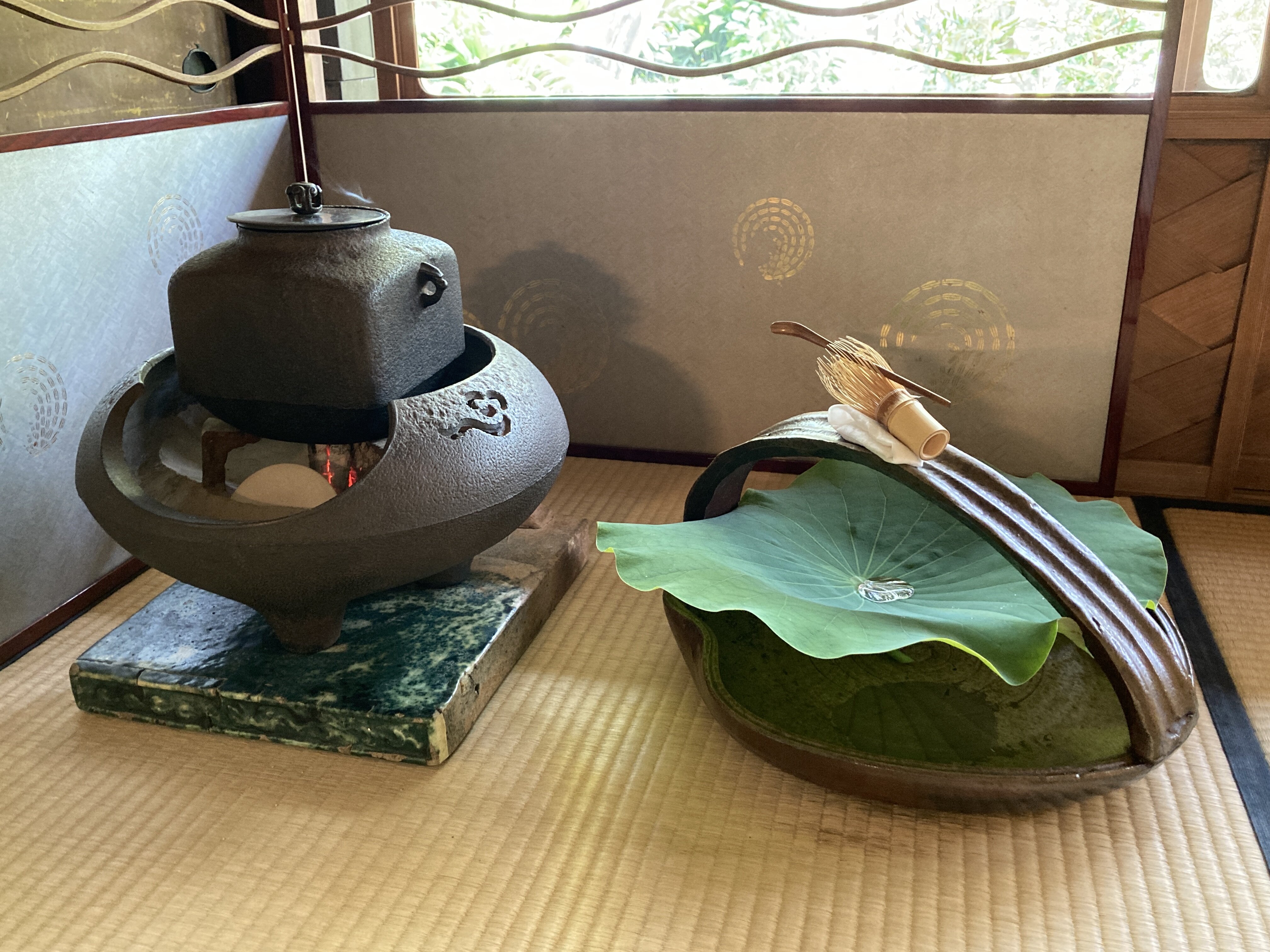 一器・一花・一菓 古備前の大ぶり手鉢 見立ての水指に 涼を呼ぶ葉蓋