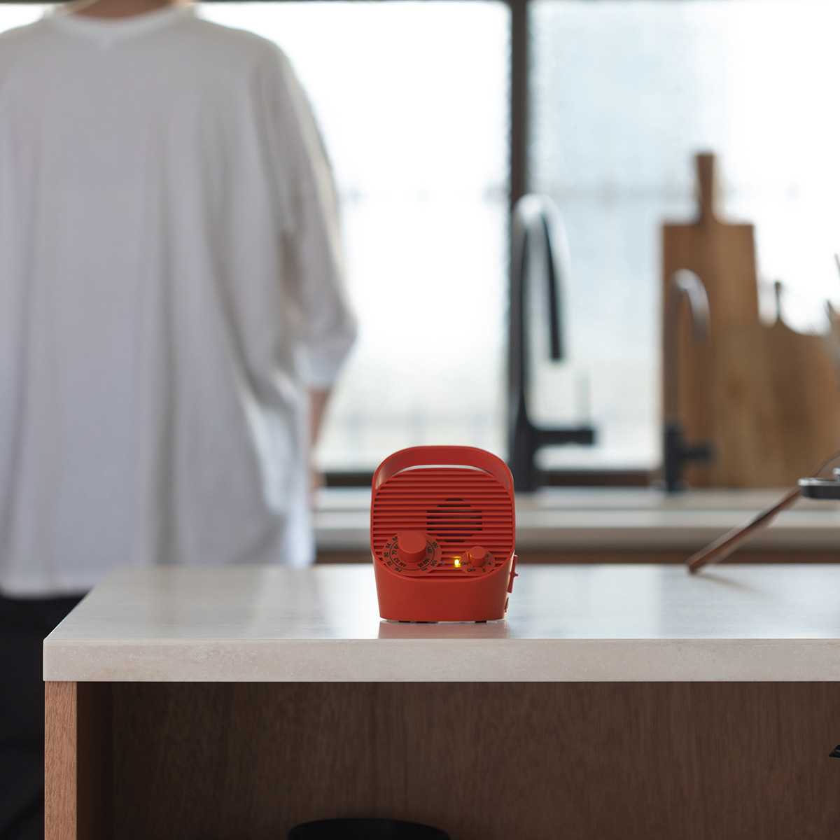 SAIBOU PARK｜±0 テレビ用ワイヤレススピーカー ラジオ付 レッド