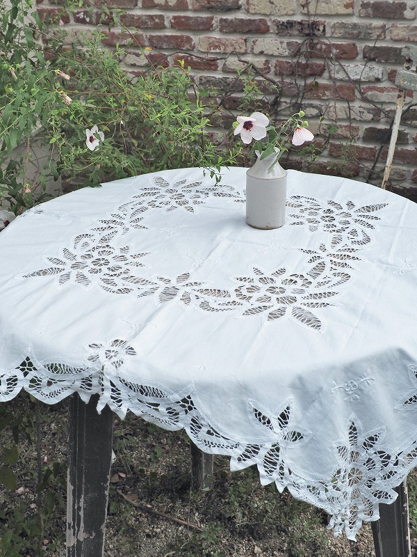 フランスお花の刺繍が繊細で上品なテーブルクロスはかわいい