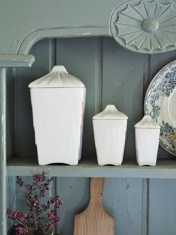 フランスデザインが素敵な陶器製キャニスター3個セットはかわいい