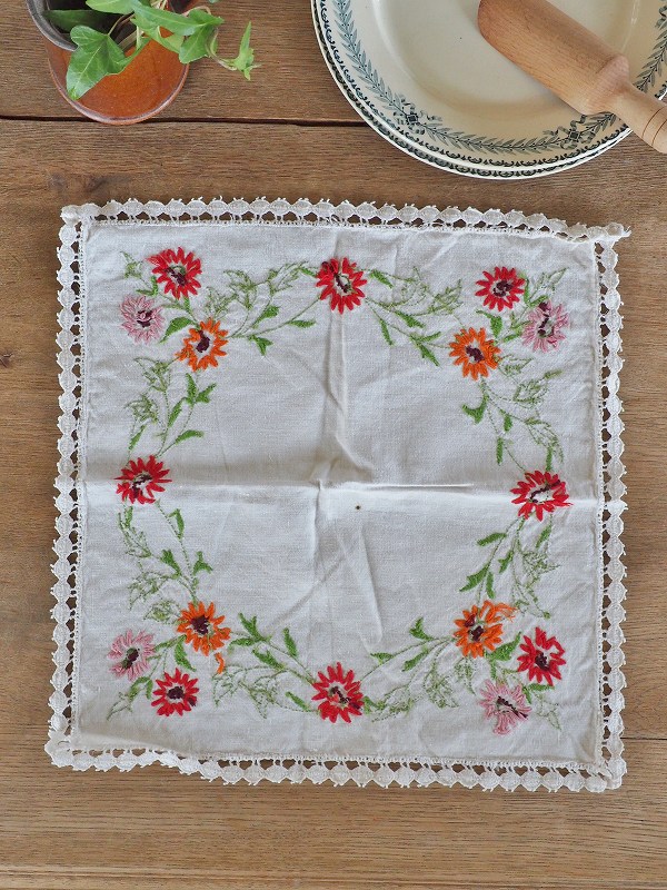 フランス刺繍がかわいいテーブルクロスはかわいいアンティークネット
