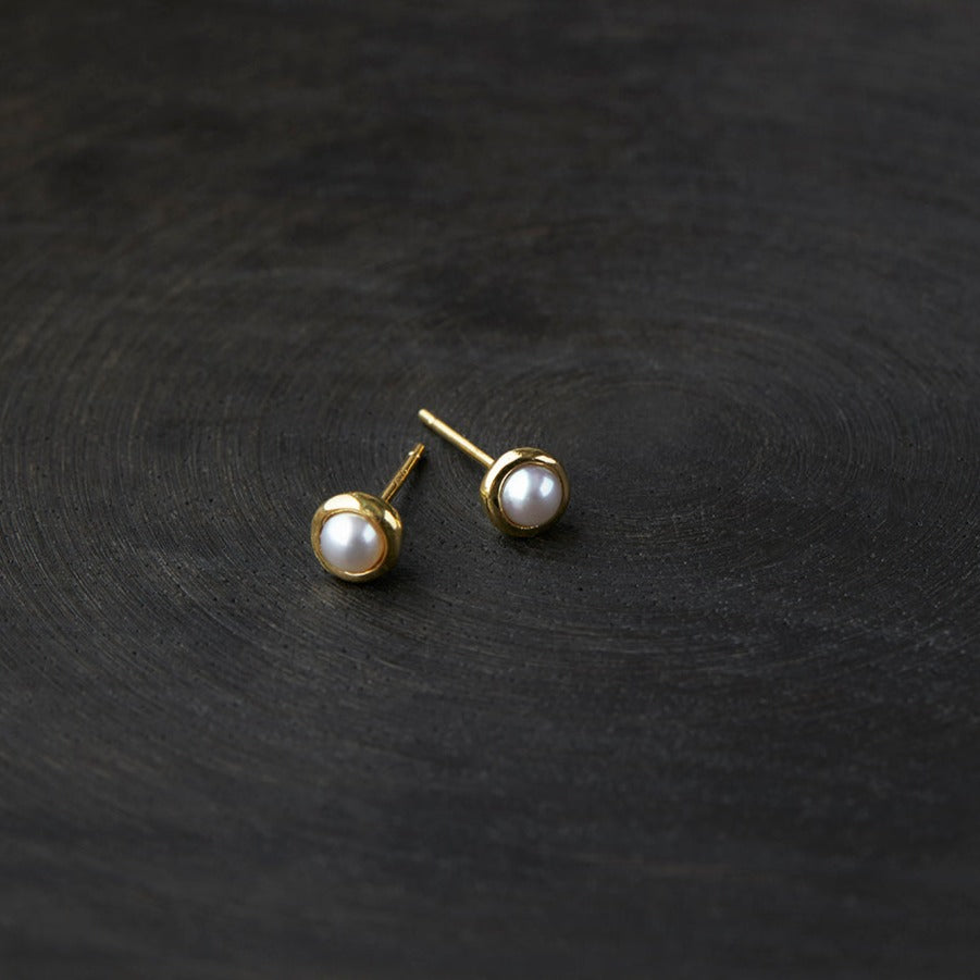 Gold Trimmed Pearl Studs – Satomi Kawakita Tokyo