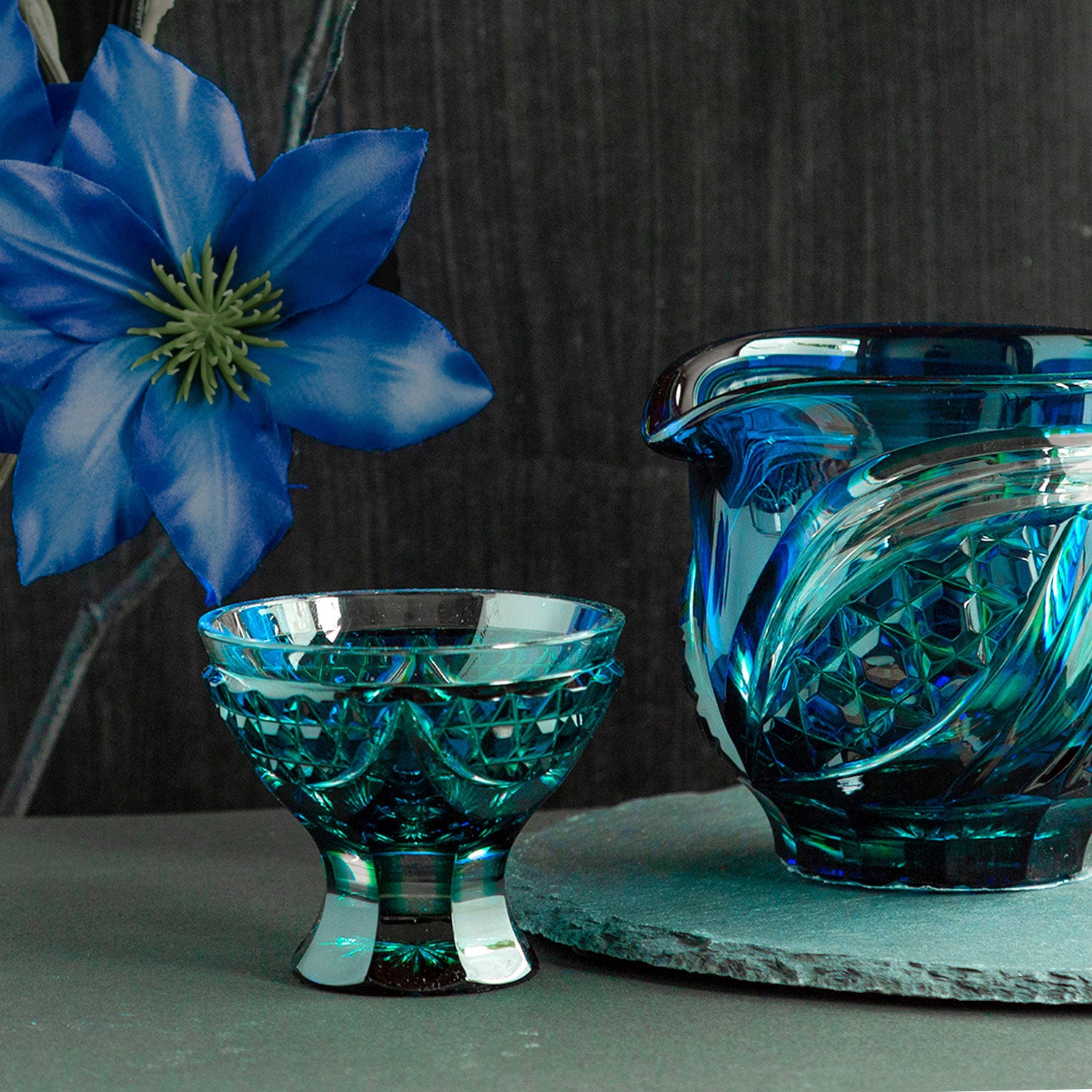 島津薩摩切子】 二色衣 脚付盃 cut201 – ㈱島津興業 島津薩摩切子