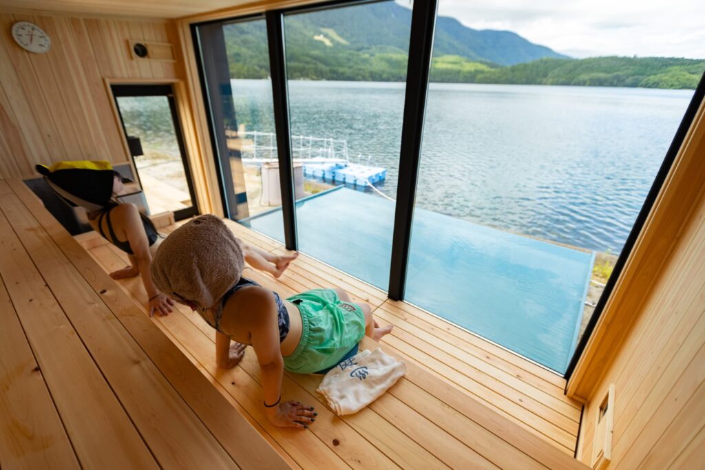 前面ガラス張り。青木湖が一望できるサウナがオープン！／長野県