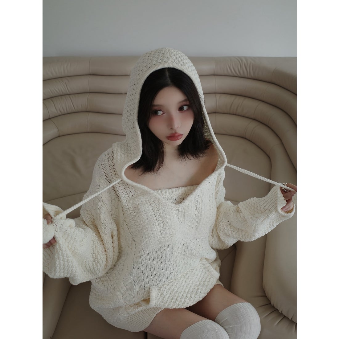 ダーリッチ Darich ケーブルDDロゴVネックニットフーディ （ベージュ