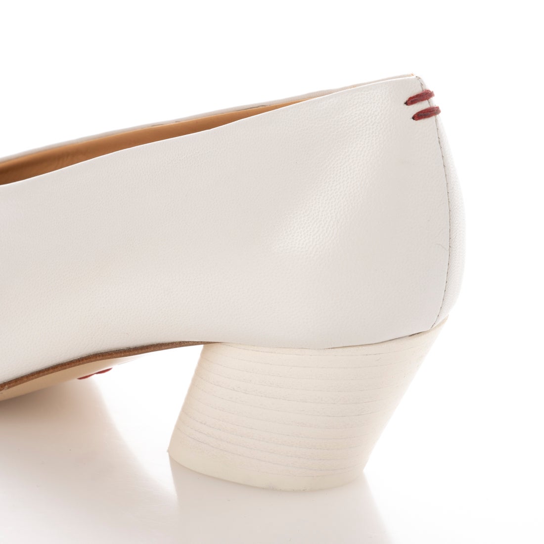 アルマネラ HALMANERA 太ヒールVカットパンプス （ホワイト