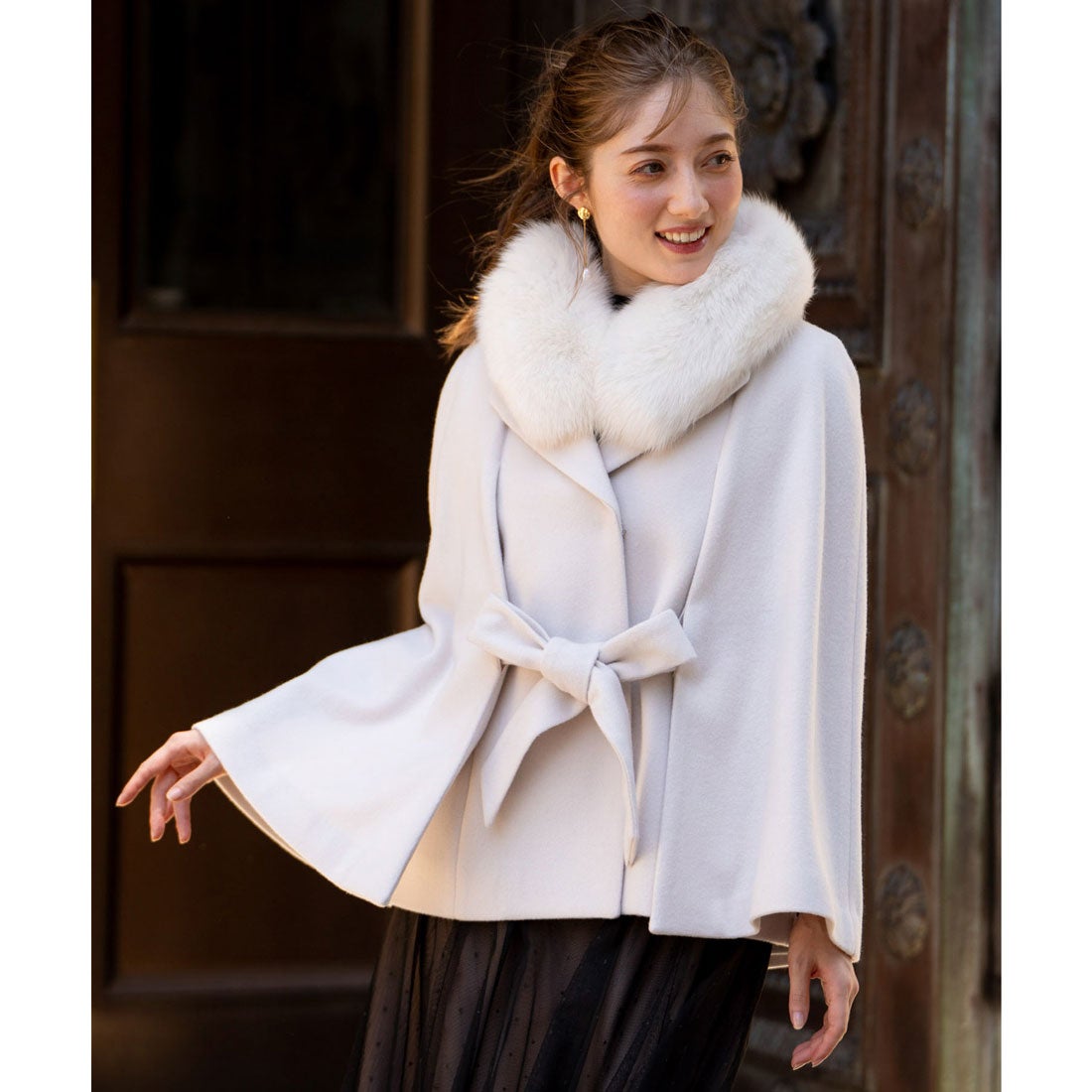 ノエラ NOELA ファースリットケープコート （オフホワイト