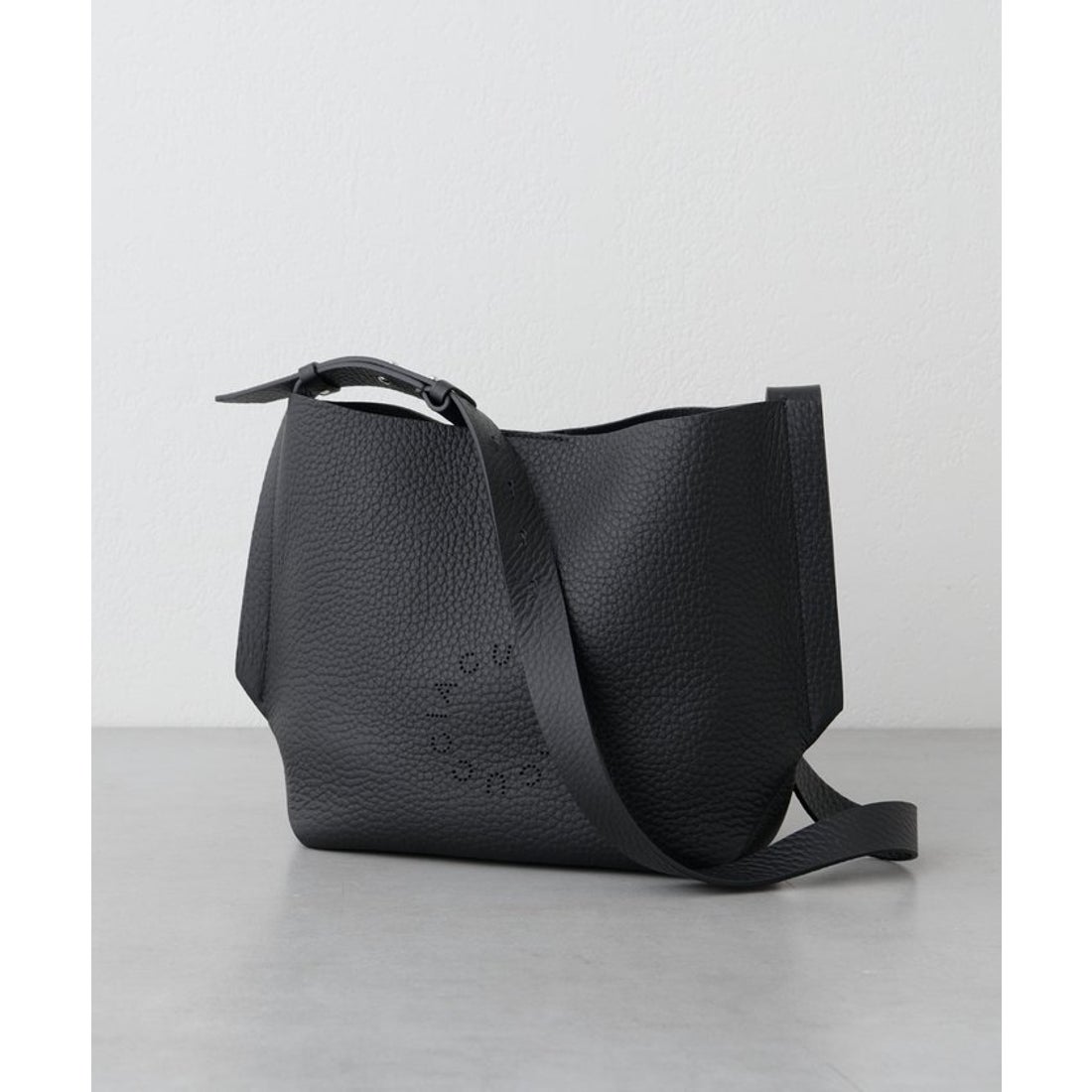 イアクッチ IACUCCI グッシオ ミディアムショルダー ALCE （black