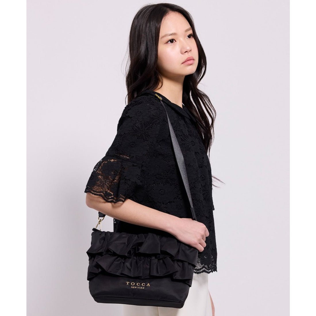 トッカ TOCCA FRILL POCHETTE ポシェット （ブラック系