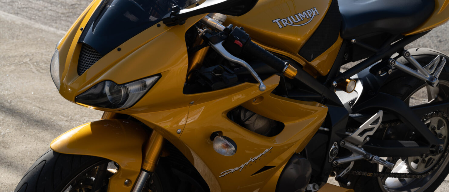 トライアンフ・デイトナ675の前後ショックO/Hと仕様変更の試乗