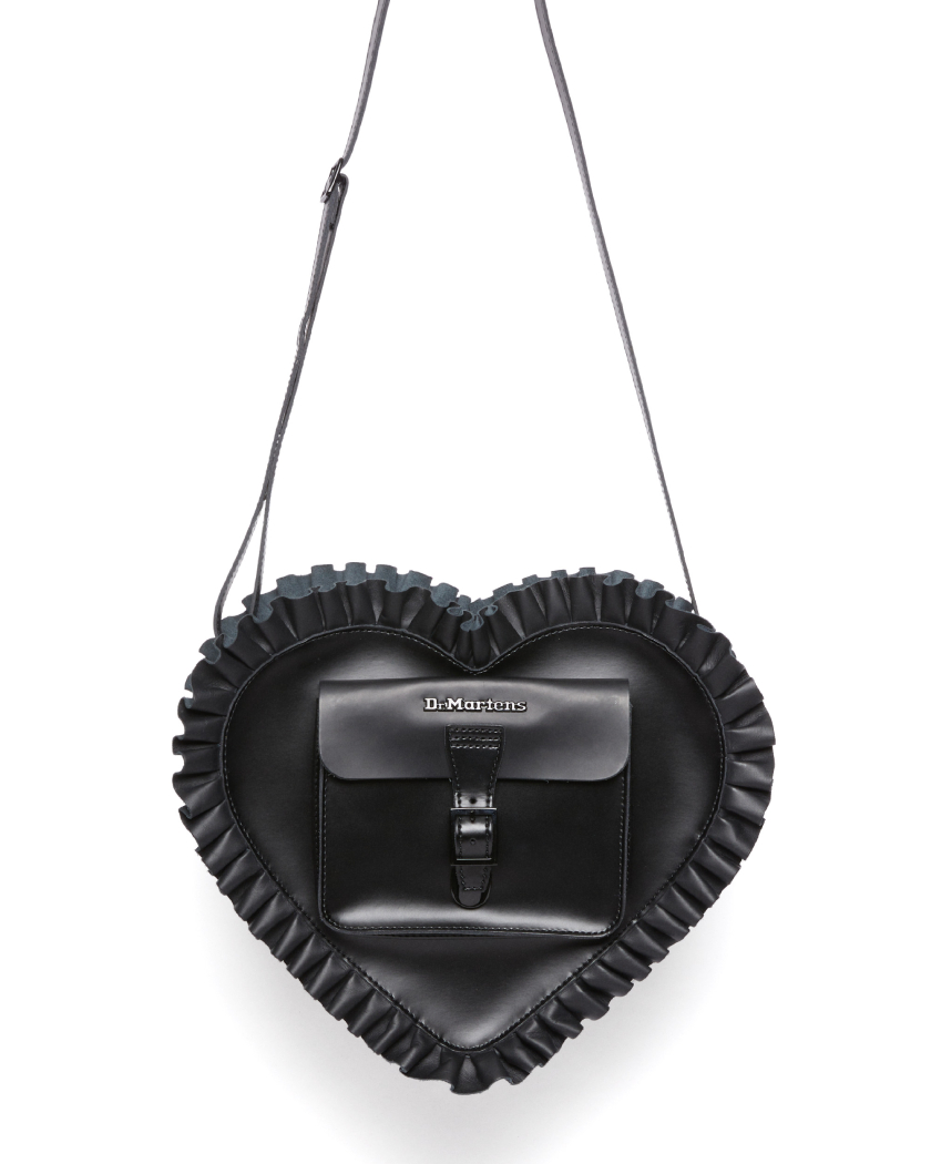 ドクターマーチンからバレンタインにピッタリなハート型の2WAYバッグが