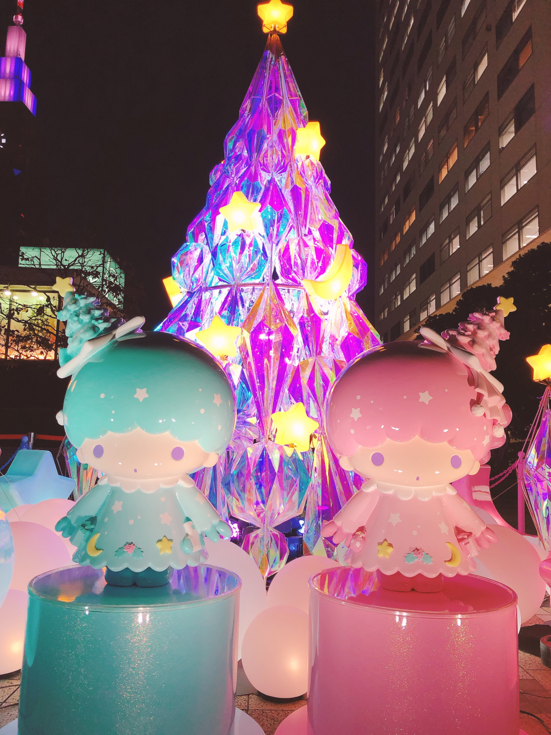 キキ＆ララカラーの巨大クリスマスツリーが新宿サザンテラスに登場