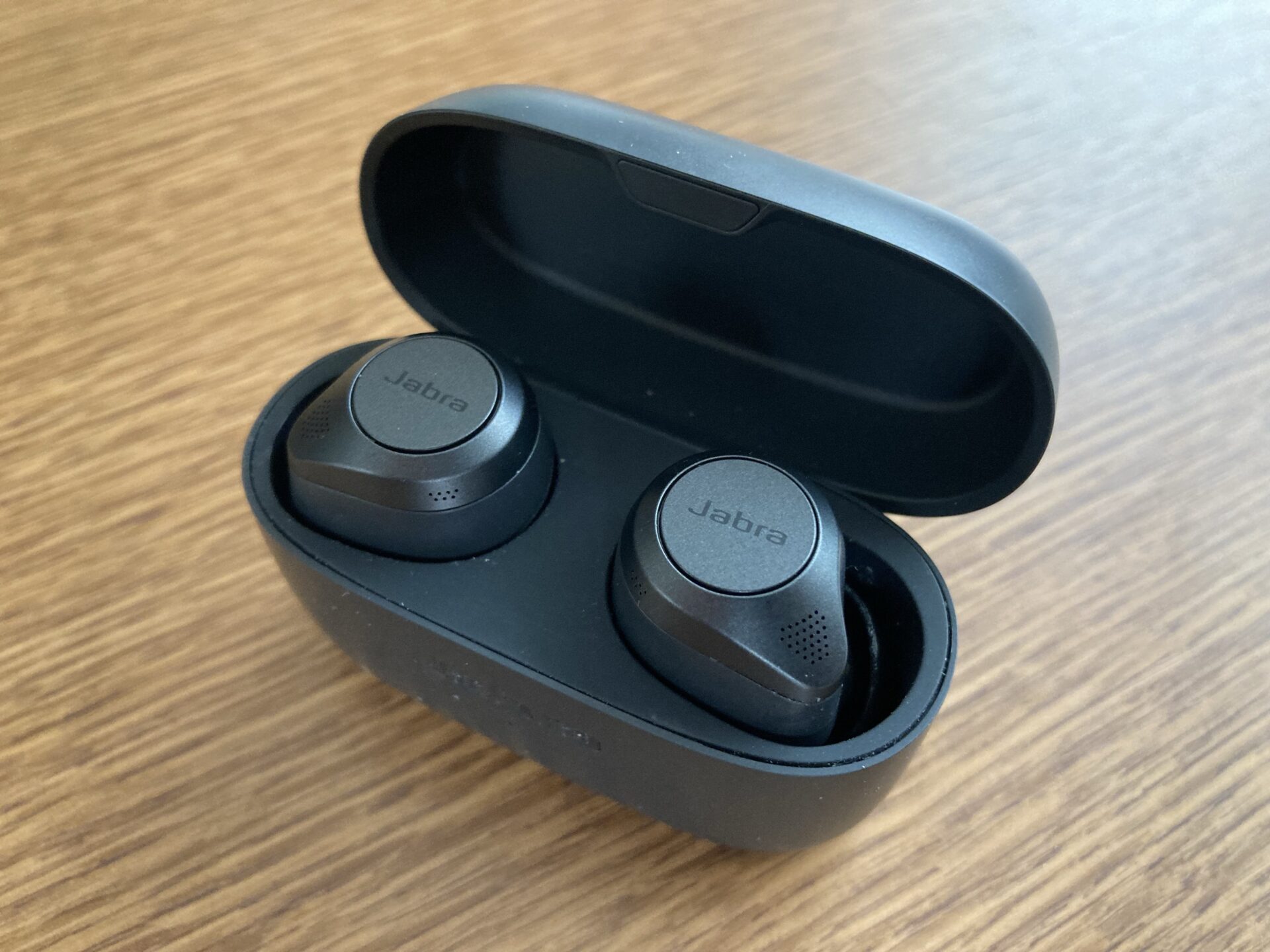 AirPods Proが気になるけど、カナル型イヤホンが苦手な人にJabra Elite