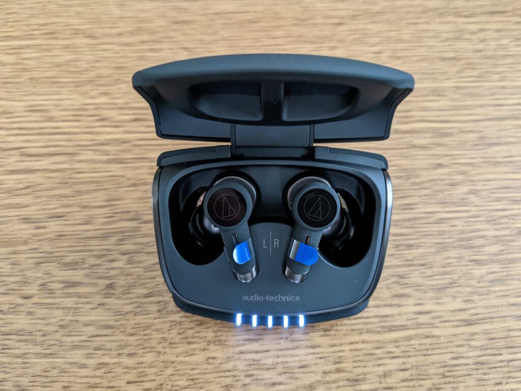 独自のデザイン、機能が盛り込まれた完全ワイヤレスイヤホン