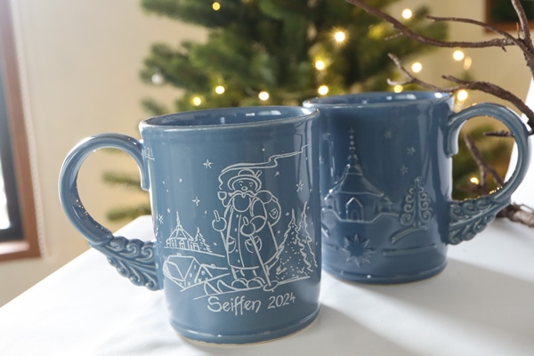 グリューワインマグカップ灰青2024 – ドイツ・ザイフェンの木の