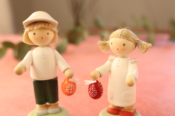 女の子とタマゴ – ドイツ・ザイフェンの木のおもちゃ seiffen