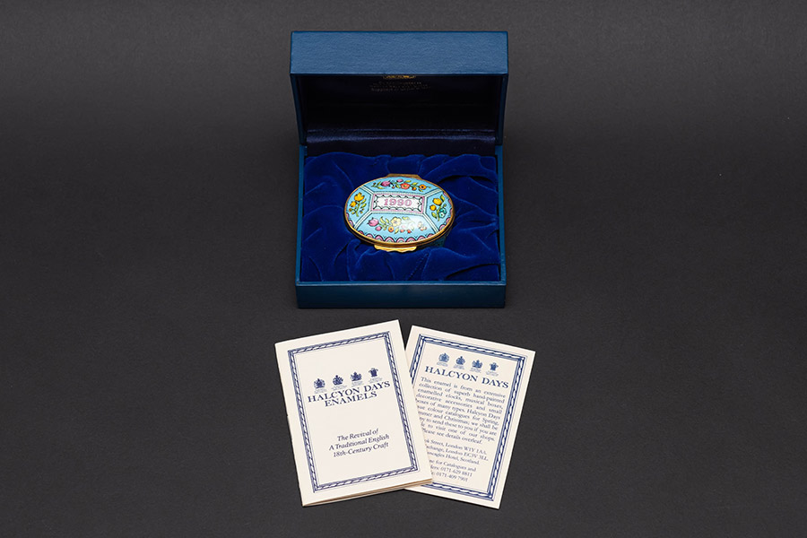 ハルシオン・デイズ エナメルボックス 『A Year to Remember』（1990年